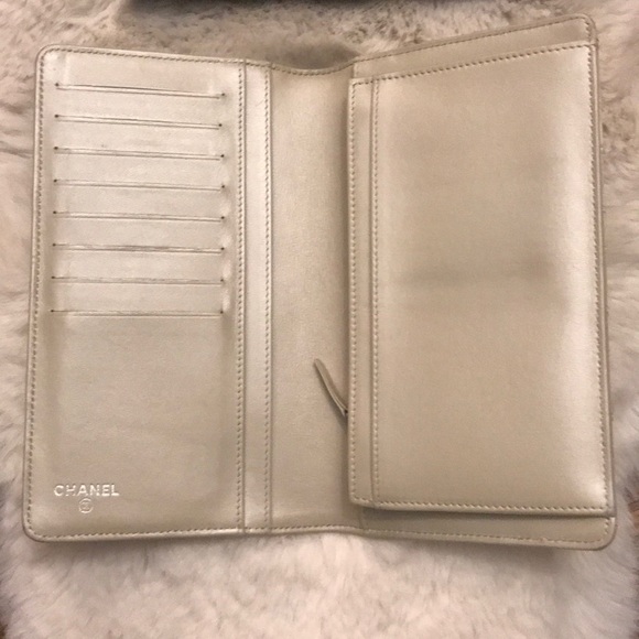 CHANEL - Pearl Bifold Wallet - Picture 5 of 13